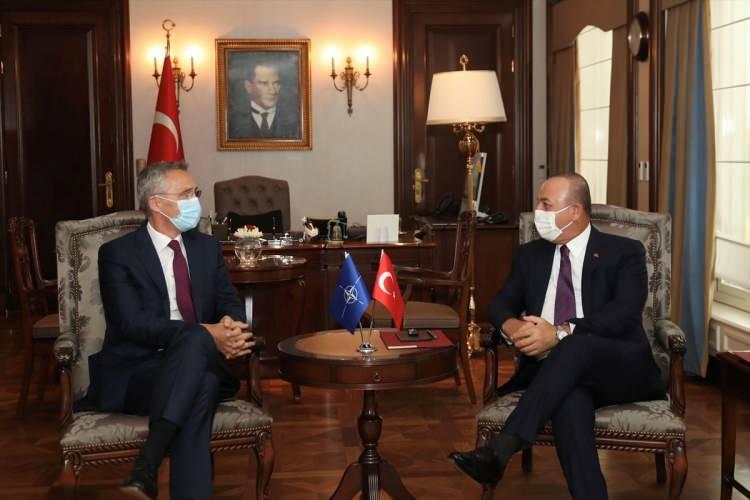 <p>Dışişleri Bakanı Çavuşoğlu, NATO Genel Sekreteri Stoltenberg'le ortak açıklama yaptı. Ermenistan'ın sivilleri hedef aldığını kaydeden Çavuşoğlu, NATO'nun devreye girerek Ermenistan'a Azerbaycan topraklarından çekilmesi yönünde çağrı yapması gerektiğini söyledi. Stoltenberg ise Ermenistan'la ilgili soruya, "Ateşkes ilan edilmeli" cevabı vermekle yetindi.</p>
