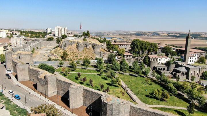 <p>Kazı Heyeti Başkanı Prof. Dr. İrfan Yıldız yaptığı açıklamada, Amida Höyük'ün hem Diyarbakır hem de Mezopotamya'nın kalbi olduğunu söyledi. "Amida Höyük" denildiği zaman Diyarbakır'ın en önemli yerleşim yerinin akıllara geldiğini ifade eden Yıldız, höyüğün hem şehrin hem de bölgenin yönetildiği bir yer olduğunu belirtti.</p>