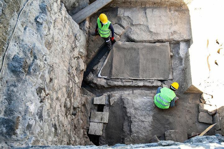 <p>"O dönemin kalorifer sistemi diyebiliriz"</p>
<p><br />
Yeni tip koronavirüs (Kovid-19) salgınından dolayı az kişiyle çalıştıklarını anlatan Yıldız, bu yılki çalışmalarda özellikle divanhanenin doğu tarafında bulunan açmada güzel verilerin ortaya çıktığını kaydetti.</p>