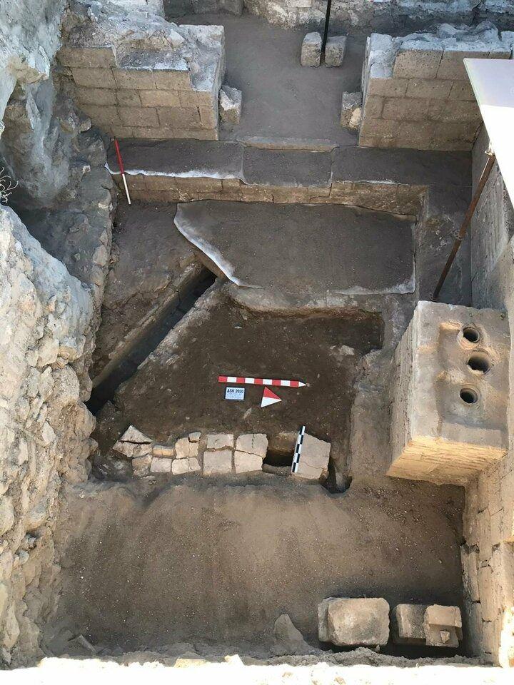 <p>"Normalde Diyarbakır Amida Höyük içerisindeki gizli tünel hem kaçış tünelidir hem de su kaynağına açılan tüneldir. İçkale su kaynağı, Romalılar döneminde künklerle (pişmiş toprak veya betondan imal edilen dairesel kesitli su borusu) tünelin içerisine alınmış. İşte o tünelin içerisindeki su hem Romalılar döneminde hem de daha sonra El Cezeri'nin geliştirdiği sistemle yukarı atılmış." diyen Yıldız, yukarı atılan suyun havuza gidişini ve mekanlara dağıtımını sağlayan, Romalılar döneminde Milattan Sonra 200 yıllarında yapılan taş kanalların tespit edildiğini belirtti.</p>