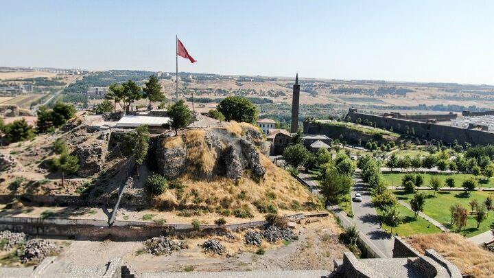 <p>Kazıldıkça tarih çıkıyor<br />
<br />
Artuklu sarayının Roma sarayının üzerine inşa edildiğini belirten Yıldız, Artuklu döneminde sarayın mekanlarının kalker taşıyla döşendiğini, Roma döneminde ise tuğla ile zeminin döşendiğini ifade etti.</p>