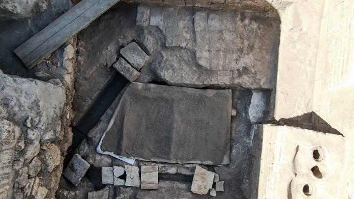 <p>Yıldız, "Tespit ettiğimiz hem ısıtma sistemi hem de temiz su kanalı tahminen 1800 yıllık. Günümüzden 1800 yıl önce Romalıların o günkü adıyla Amida olan Diyarbakır'a ve bölgeye hakim olunca hem bu sarayı hem de bu sistemi yaptıklarını düşünüyoruz." diye konuştu.</p>

