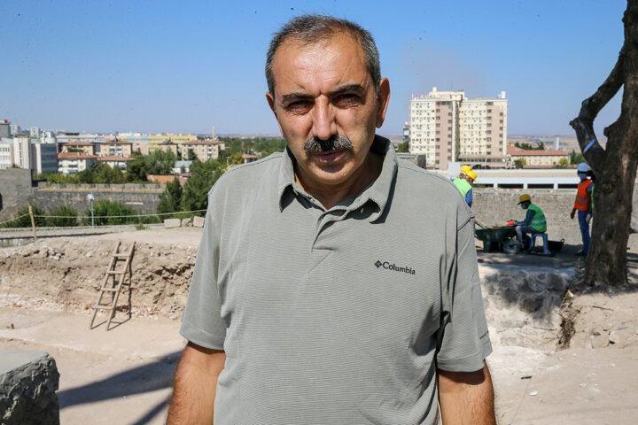 <p>Yıldız, kazı çalışmaları devam ettikçe tarihin ortaya çıktığına işaret ederek şöyle devam etti: "Hem Mezopotamya bölgesi hem de daha sonraki adıyla Diyarbekir bölgesi, kurulduğu günden günümüze kesintisiz olarak yerleşimin devam ettiği dünyadaki ender kentlerden biri. Amida Höyük, günümüzden 8 bin yıl önce yönetim merkezi olarak kurulan ve kesintisiz olarak günümüze kadar yönetim merkezinin devam ettiği yerdir. Burası kazıldıkça çok daha yeni verilerin, hem Diyarbakır'ın hem de bölgenin tarihini değiştirecek verilerin ortaya çıkacağını düşünüyoruz."</p>