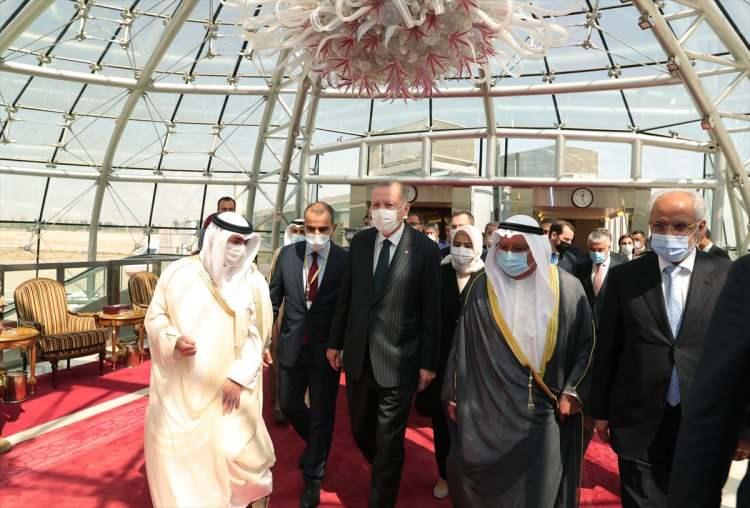 <p>Türkiye Cumhuriyeti Cumhurbaşkanı Recep Tayyip Erdoğan, taziye dileklerini iletmek ve Kuveyt-Türkiye ilişkilerini değerlendirmek üzere Kuveyt'e gitti.</p>

<p> </p>
