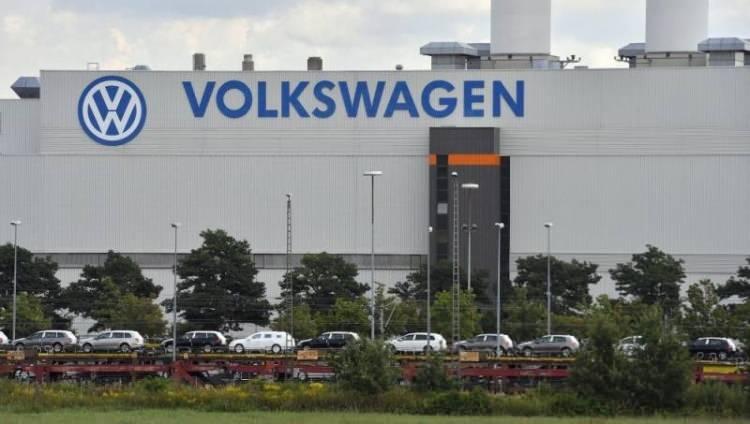 <p>Alman otomotiv devi Volkswagen şimdi de kamyon fabrikası MAN ile gündemde... Şirketin Almanya ve Avusturya’da kapatılan fabrikalarını Türkiye’ye taşıma kararı aldığı belirtiliyor</p>

<p> </p>
