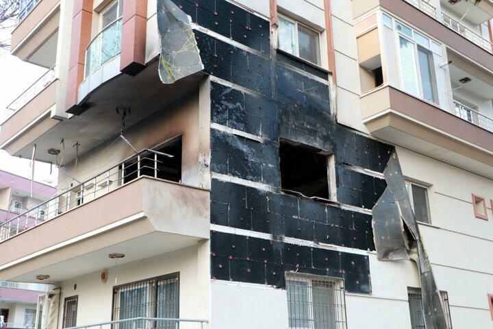 <p>Burada bulunan İssume, M&uuml;ft&uuml;ler, Fatih ve Sarımazı mahallelerini etkileyen yangın daha sonra İskenderun ve Arsuz il&ccedil;esindeki birka&ccedil; mahalleye de zarar verdi.</p>
