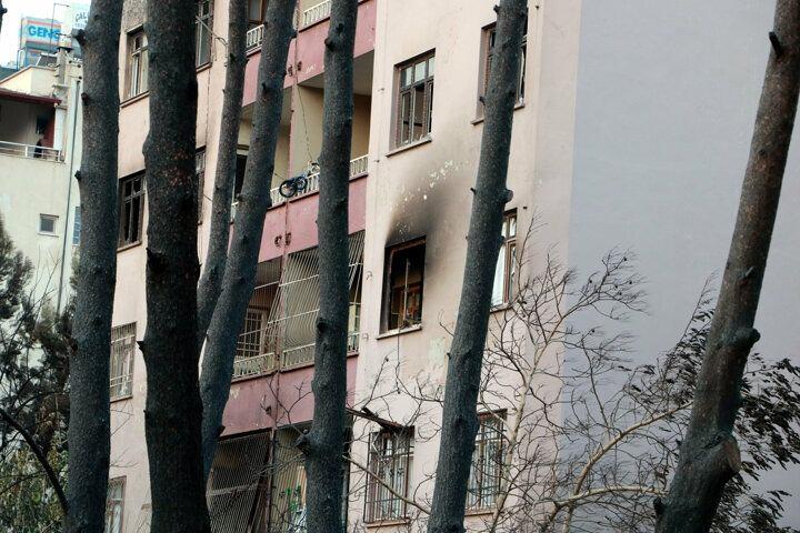 <p>Evleri yanan vatandaşlar ve risk b&ouml;lgesinde oturan mahalle sakinleri g&uuml;venlik g&uuml;&ccedil;leri tarafından tahliye edildi.</p>
