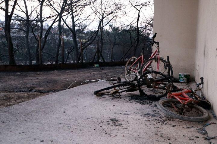 <p>Yangının kontrol altına alınmasının ardından soğutma &ccedil;alışmaları s&uuml;rerken, sabahın ilk ışıklarıyla birlikte alevlerden zarar g&ouml;ren ev ve iş yerlerindeki manzara da g&uuml;n y&uuml;z&uuml;ne &ccedil;ıktı.</p>
