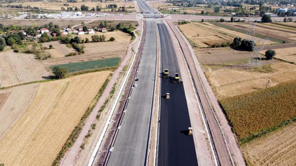 <p>Yavuz Sultan Selim Köprüsü'nde inşa edilecek demir yolu sistemiyle Asya ve Avrupa'yı birbirine bağlayan ulaştırma alternatifleri zenginleşecek. Ulaşım altyapısı gelişen ve büyüyen İstanbul'un, Avrasya bölgesinde sosyal, kültürel ve ekonomik merkez olma özelliğini uzun yıllar muhafaza etmesi planlanıyor.</p>
<p> </p>