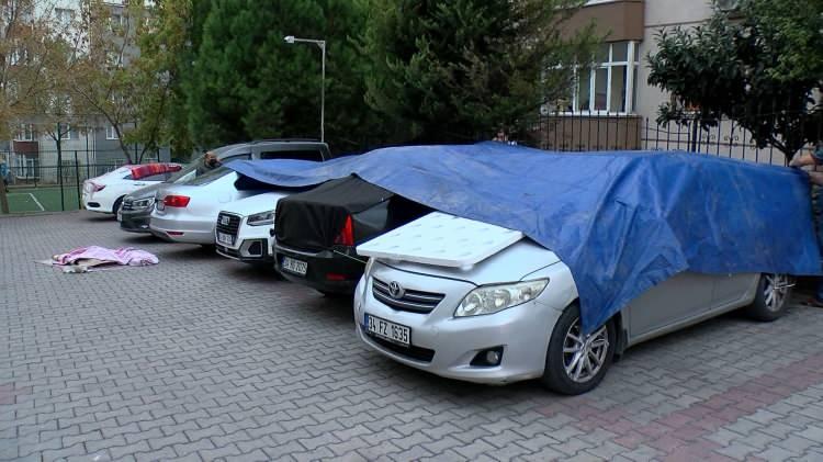 <p>İstanbul'da otomobillerini dolu yağışından korumak isteyenler otoparklara akın etti. Otomobillerini otoparka koyamayanlar ise üzerlerine brandalar sererek önlemler aldı.</p>
