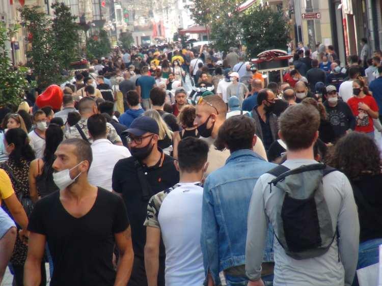 <p>Sıcak havayı fırsat bilen vatandaşlar, korona virüse rağmen Taksim Meydanı’na akın etti. Taksim Meydan ve İstiklal Caddesi’nde adeta insan seli oluştu.</p>
