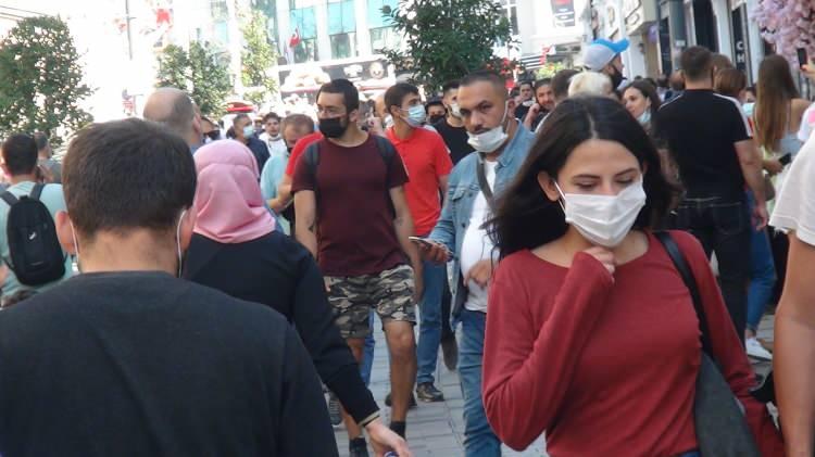 <p>Yeni tip korona virüsle mücadele kapsamında, sık sık yapılan kalabalık yerlerden uzak durulması uyarılarına rağmen bugün birçok vatandaş <strong>Taksim</strong> ve İstiklal Caddesi’ne akın etti.</p>
