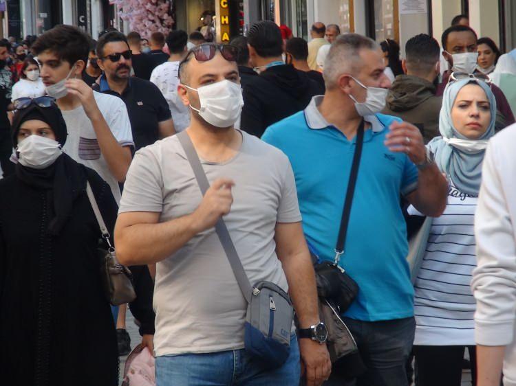 <p>Sosyal mesafe kurallarının hiçe sayıldığı sokakta adeta insan seli oluştu.</p>