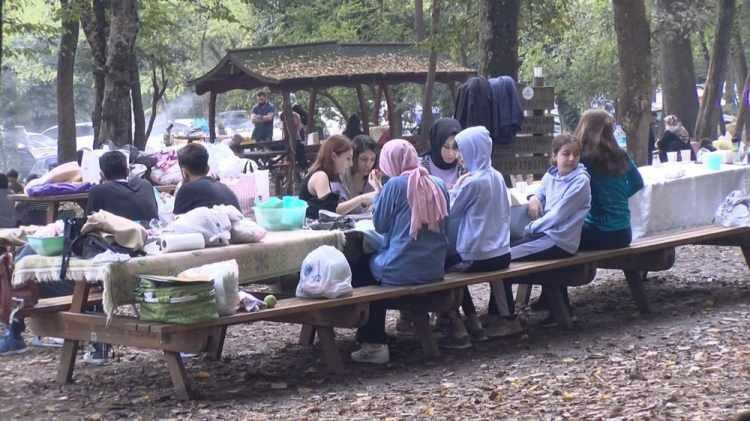 <p>Gürsoy Mantaş ise “Çok huzur veren yer burası bizim için. Eşimle, çocuğumla vakit geçirebiliyoruz burada. Sonbaharın güzelliğini burada yaşamak için geldik. Hava durumuna bakıp geldik, hava güzel olduğu için burayı tercih ettik” ifadelerini kullandı.</p>
