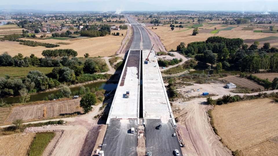 <p>Toplam 80,25 kilometre uzunluğundaki Kınalı-Odayeri Kesimi’nin Kınalı-Kavşağı ile Odayeri Kavşağı arasında yer alan 70 kilometrelik kesimi ile Başakşehir kavşağı ile Habibler kavşağı arasındaki 1,1 kilometrelik bölümü trafiğe açık durumda olup kalan 9,16 kilometrelik bölümündeki çalışmaların sonlandırılarak bu yıl trafiğe açılması hedefleniyor. </p>
<p> </p>