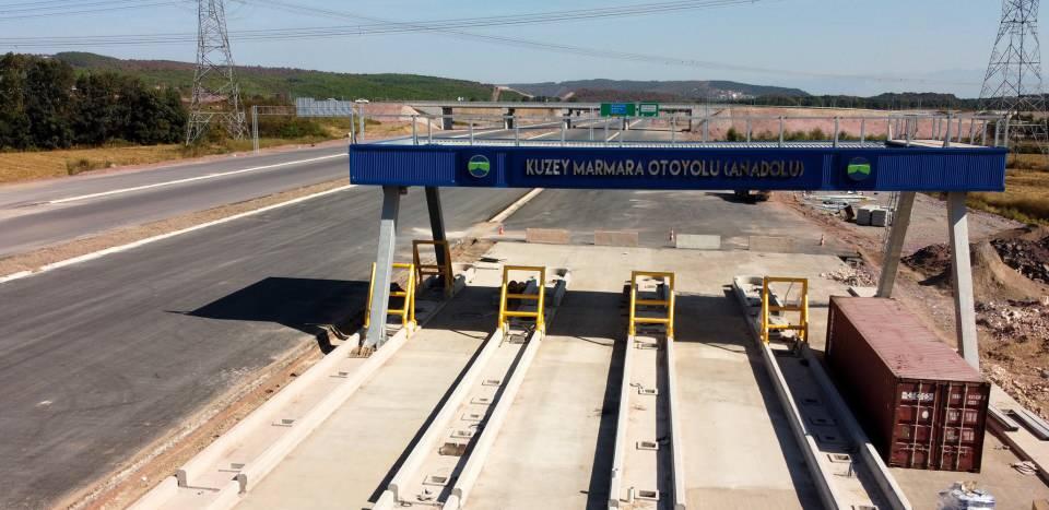 <p><strong>Sakarya Nehri üzerine özel köprü inşa ediliyor</strong></p>
<p>Bu yılın sonunda tamamı açılması beklenen otoyol, Rüstemler mevkisinde Türk mühendislerce imalatı yürütülen ve özel bir inşa metodu olan dengeli konsol sistemiyle 110 metre orta açıklıklı köprü sayesinde Sakarya Nehri'ni geçecek.</p>