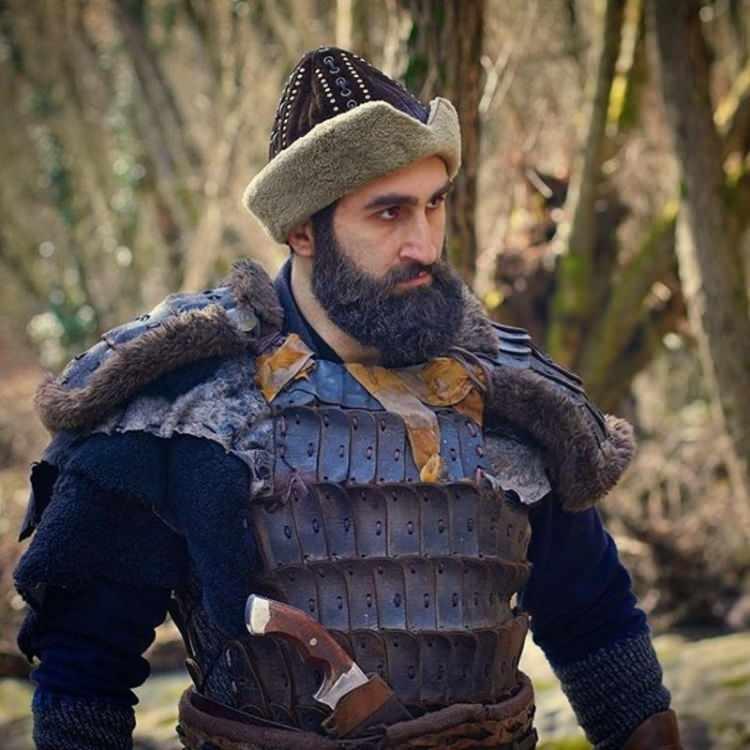 <p>1982 yılında Artvin'de doğdu. İlk olarak 2012 yılınına Kurtlar Vadisi projesinde yer aldı. Ancak yıldızı Diriliş Ertuğrul'da oynadığı Abdurrahman Alp karakteri ile parladı. </p>