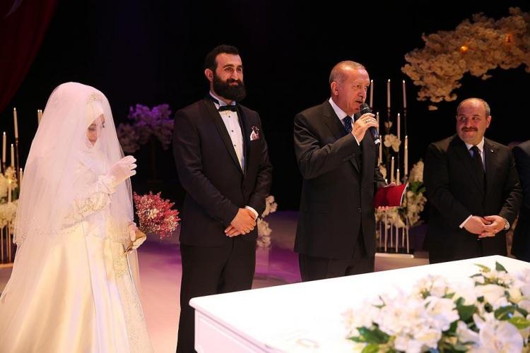 <p>Başaralı oyuncu 15 Nisan 2019 yılında evlendi. Nikah şahitliğini ise Türkiye Cumhurbaşkanı Recep Tayyip Erdoğan yaptı. </p>