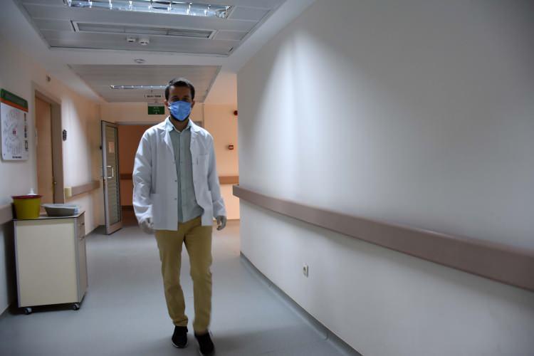 <p>Vir&uuml;s&uuml; yendikten sonra g&ouml;revlerinin başına d&ouml;nen Esenkaya ve Dicle, Kovid-19'a yakalanan hastalarını iyileştirebilmek i&ccedil;in canla başla &ccedil;alışıyor.</p>

<p>&nbsp;</p>
