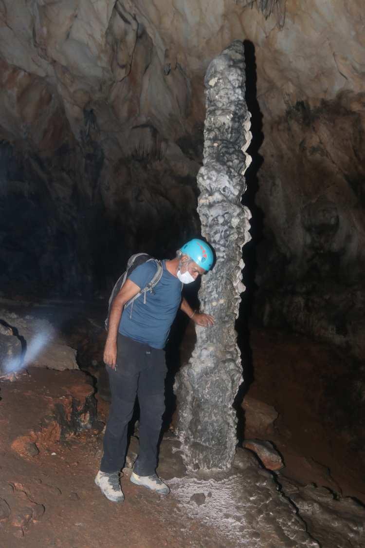 <p>Mağaranın turizme ve bilim dünyasına açılması, tanınması için KMÜ'nün destekleriyle bu çalışmamızı 'Isauria bölgesinde Kutsal Bir Alan Göz Mağarası' ismiyle KMÜ İnşaat Mühendisliği Bölümünden Doç. Dr. Sadık Alper Yıldızel, yine Arkeoloji Bölümünden Dr. Öğretim Üyesi Ercan Aşkın ve İnşaat Mühendisliği Bölümünden Araştırma Görevlisi Dr. Kemal Armağan'ın çalışmalarıyla kitaplaştırdık." diye konuştu.</p>