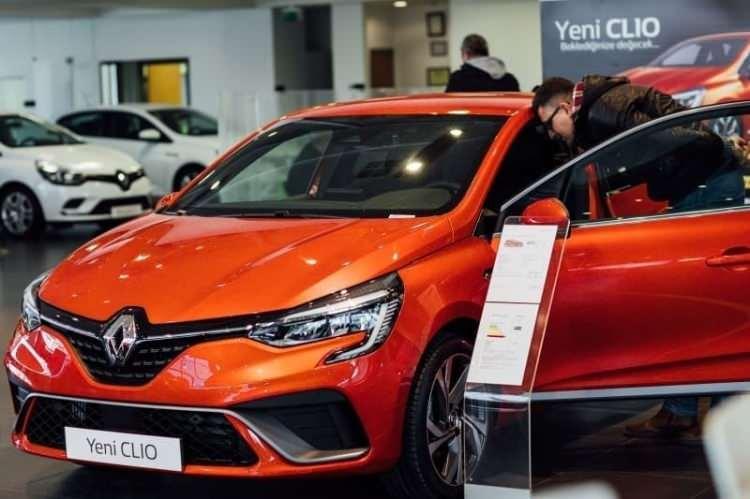 <p><strong>RENAULT CLIO</strong></p>