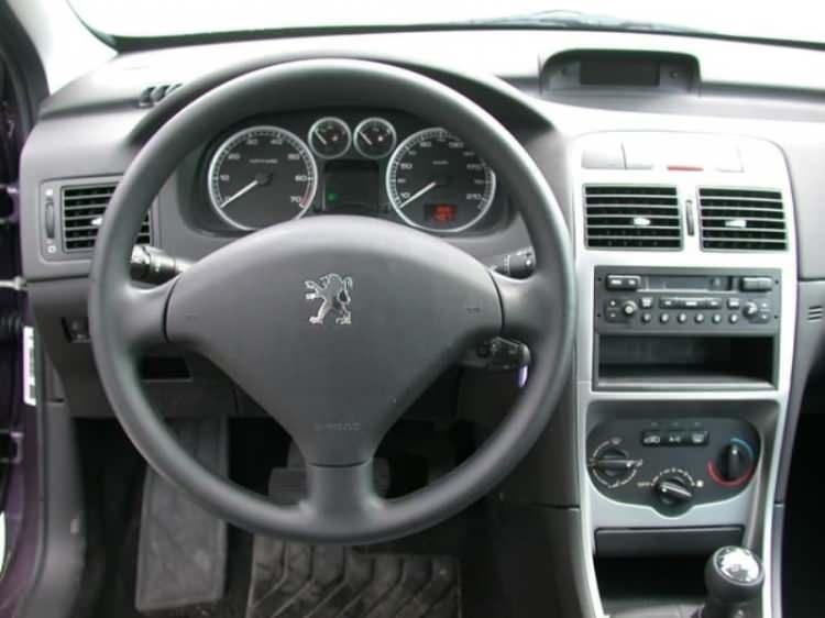 <p><strong>PEUGEOT 307</strong></p>
<p>Eğer yolun sol tarafına park ederseniz sağ parkları, yolun sağ tarafına park ettiyseniz sol parkları yakabilirsiniz. </p>
<p>Böylece arkadan gelen araçların sizi görmesi sağlanır.</p>