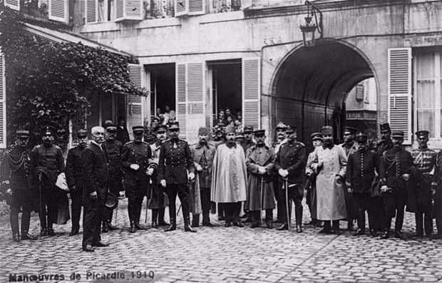 <p>Fotoğrafın merkezinde, beyaz pelerinli İsmail Enver (Enver Paşa). Onun sağında, Kolağası Mustafa Kemal, Paris Askerî Ataşesi Binbaşı Ali Fethi (açık renk paltolu)</p>

<p> </p>
