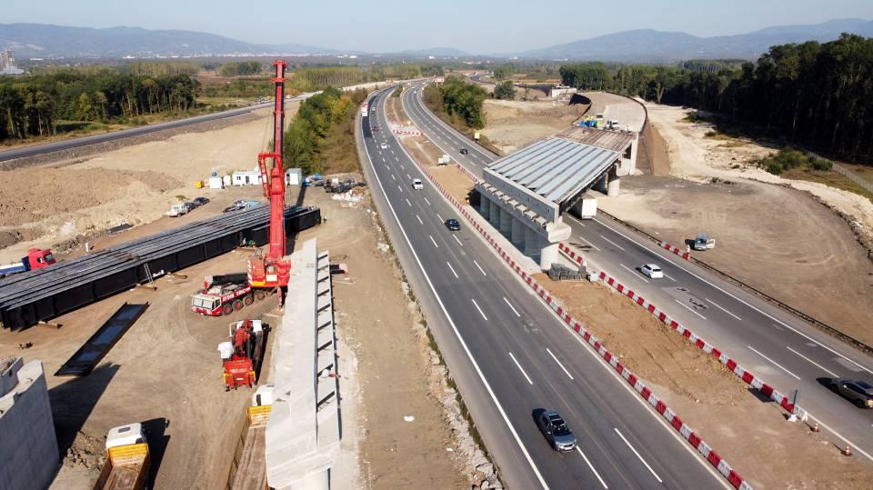 <p><strong>9 tünel ve 60 viyadük tamamlanarak kullanıma alındı</strong></p>
<p>Otoyol projesi kapsamında toplam 32 bin 281 metrelik 10 tünel, 56 bin 69 metrelik 69 viyadük bulunuyor. 25 bin 861 metre uzunluğundaki 9 tünel hizmete sunulurken kalan 6 bin 420 metrelik kesimin 6 bin 33 metresinde kazı çalışmaları tamamlandı. Viyadük yapım çalışmalarında ise 50 bin 976 metre uzunluğunda 60 adet viyadük tamamlanarak kullanıma alındı, 5 bin 93 metrelik kesimde ise çalışmalar devam ediyor.</p>