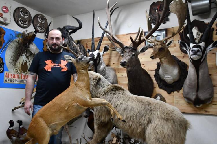 <p>&Ccedil;orlu'da yaşayan 24 yıllık tahnit ustası Sel&ccedil;uk Karak&ouml;y, yasal yollarla avlanan veya doğal nedenlerden &ouml;len ve i&ccedil;lerinde nesli t&uuml;kenmekte olanların da bulunduğu hayvanların i&ccedil;ini doldurarak, g&ouml;rmeleri i&ccedil;in gelecek kuşaklara aktarıyor.&nbsp;</p>

<p>&nbsp;</p>
