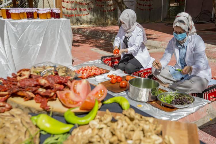 <p><span style="color:#800080"><strong>Usta öğretici Meral Akkaya, çocuk yaşta annesi ve ninesinden gördüğü yöntemlerle organik ürünleri işlediklerini anlatarak, "Bu yıl siparişlere yetişemiyoruz. Doğal ürünlere çok büyük bir talep var." dedi.</strong></span></p>
<p> </p>