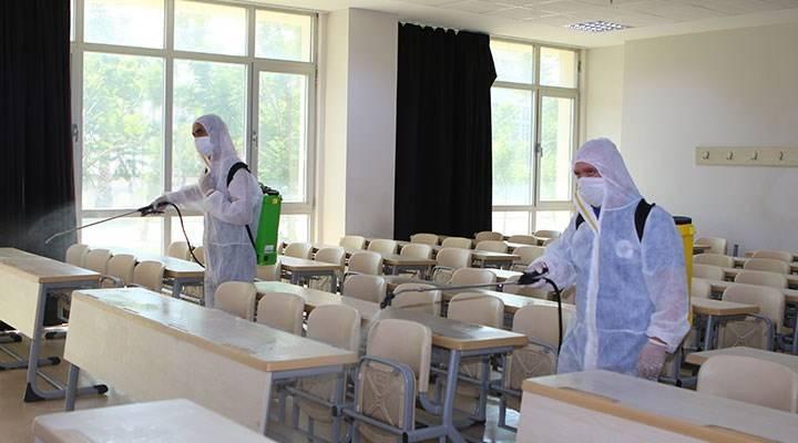 <p>* Öğrenciler ile 1 metreden yakın temas olasılığı olan öğretmen ve diğer çalışanlar tıbbi maskeye ek olarak yüz koruyucu da kullanacak. Yüz koruyucu yüzde 70’lik alkol ile silinerek tekrar kullanılabilecek.</p>