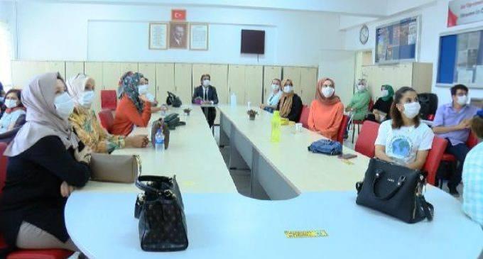 <p>* Öğretmen ve çalışanlar dinlenme alanlarında en az 1 metrelik sosyal mesafeyi koruyacak ve maske takmayı sürdürecek.</p>
