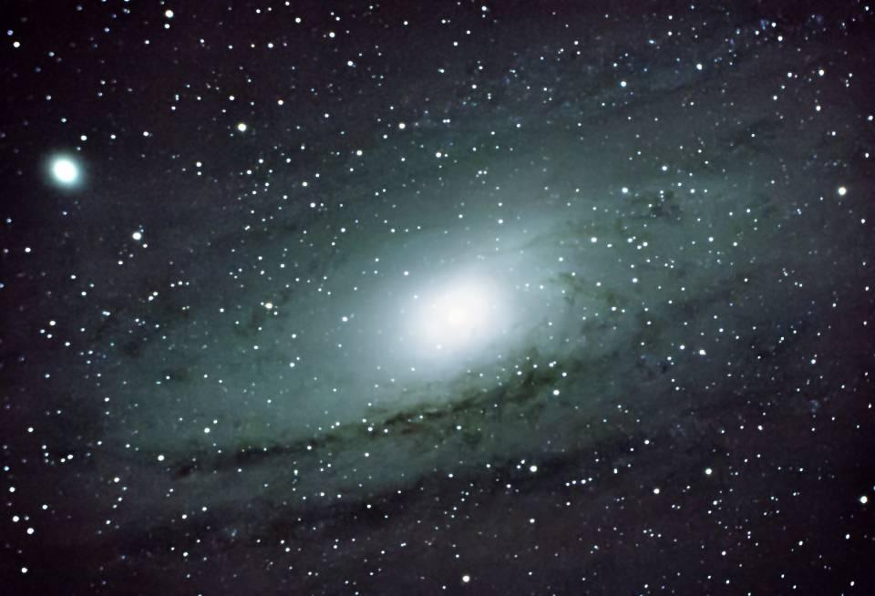 <p>On yıl &ouml;nce Bitlis'e atanan &Ouml;nen, &ccedil;ocukluğundan bu yana uzayın derinliklerine merakı nedeniyle uzay fotoğraf&ccedil;ılığına ilgi duymaya başladı.&nbsp;</p>

<p>&nbsp;</p>
