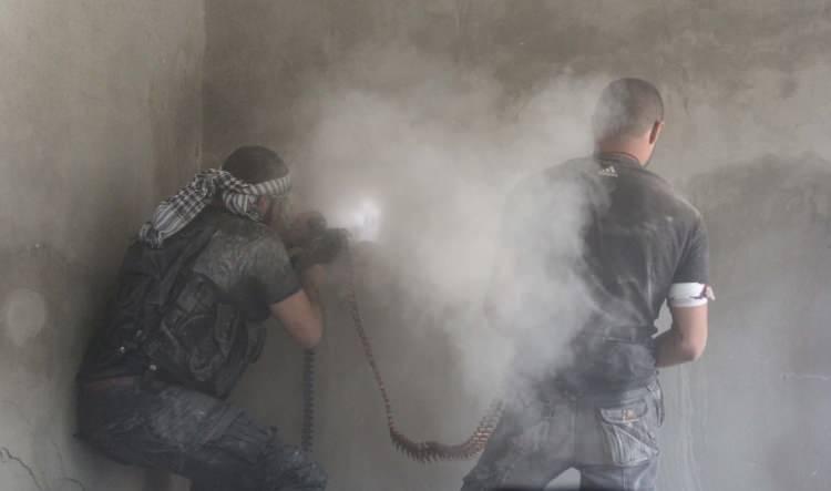 <p>AA Halep muhabiri Salih Mahmud Leyla, 2015'te DEAŞ tarafından bomba yüklü araçla yapılan saldırıda hayatını kaybetti.</p>
<p>Suriye'nin kuzeybatısındaki İdlib vilayetinde, AA'ya fotoğraf hizmeti veren serbest haberci Vesim el Adil, 23 Eylül 2015'te Binin beldesine Rus uçakları tarafından düzenlenen saldırıda vücuduna şarapnel parçalarının isabet etmesi sonucu yaşamını yitirdi.</p>
<p> </p>