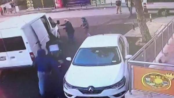 <p>Olay, Cevizli Mahallesinde d&uuml;n saat 06.45 sıralarında meydana geldi. Beyaz eşya mağazasına minib&uuml;sle gelen 9 kişi, d&uuml;kkanın otomatik kepengini levye ile kırarak i&ccedil;eriye girdi. 9 kişi depodaki 10 tane televizyonu minib&uuml;se y&uuml;kledi. Bu sırada caddede eşiyle birlikte y&uuml;r&uuml;yen yaşlı adam hırsızlara m&uuml;dahale etmek istedi. Yaşlı adamı yere d&uuml;ş&uuml;ren hırsızlar ka&ccedil;tı. İhbar &uuml;zerine olay yerine polis sevk edildi. İnceleme yapan ekiplerin olayla ilgili soruşturması s&uuml;rerken olayı ger&ccedil;ekleştiren kişilerin daha &ouml;nce de beyaz eşya mağazalarından hırsızlık yaptıkları &ouml;ğrenildi. &nbsp;</p>

<p>&nbsp;</p>
