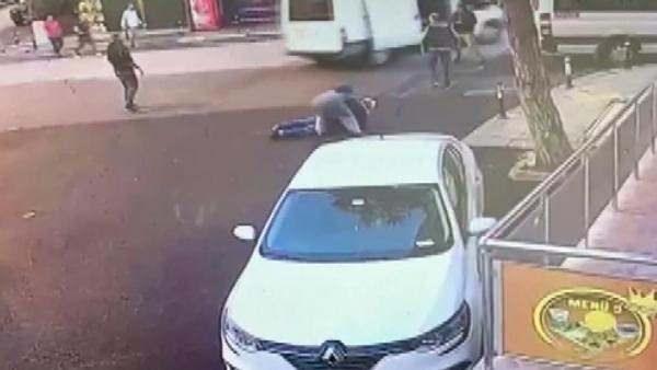 <p>YAŞLI ADAMIN M&Uuml;DAHALESİ KAMERADA<br />
<br />
&Ouml;te yandan yaşlı adamın televizyon hırsızlarına m&uuml;dahalesi g&uuml;venlik kameralarına yansıdı. G&ouml;r&uuml;nt&uuml;lerde, beyaz minib&uuml;sle gelen 9 kişi mağazanın i&ccedil;erisindeki televizyonları araca y&uuml;kl&uuml;yor. Hırsızlar ka&ccedil;maya &ccedil;alışırken, yaşlı adam ş&uuml;phelilere m&uuml;dahale ediyor. Yaşlı adamı iterek, yere d&uuml;ş&uuml;ren hırsızlar olay yerinden ka&ccedil;ıyor.&nbsp;</p>
