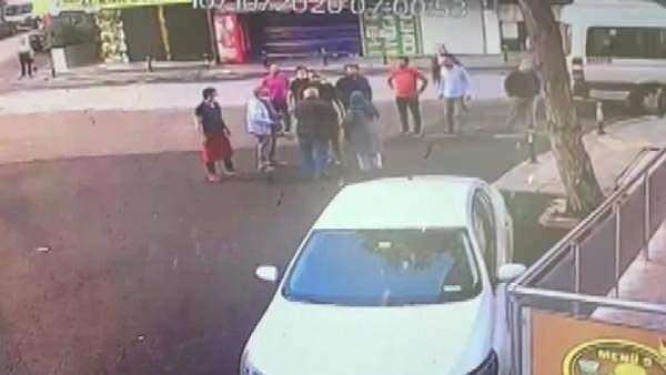 <p>"ABLA BİZ YABANCI DEĞİLİZ"<br />
<br />
Olayla ilgili konuşan mağaza sahibi Mustafa K&uuml;&ccedil;&uuml;kali "Sabah 06.45 sıralarında beyaz minib&uuml;s geliyor. Deponun &ouml;n&uuml;ne park ediyor. Otomatik kepengi levye ile kırarak depoyu a&ccedil;ıyor. Bir katta kız kardeşim hırsızlara bağırıyor. Hırsızlara 'Ne yapıyorsunuz?' &nbsp;diyor. Hırsızlar da 'Abla biz yabancı değiliz.' diyerek depodaki 9 tane televizyonu alıp ka&ccedil;ıyor. Televizyonların toplam piyasa değeri 40 bin lira civarında. Yaşlı bir &ccedil;ift karşıdan gelirken hırsızları g&ouml;r&uuml;nce m&uuml;dahale ediyor ama o amcayı da hırsızlar yere d&uuml;ş&uuml;r&uuml;yor." dedi&nbsp;</p>
