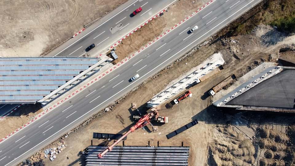 <p>Proje bünyesinde (Kınalı-Odayeri ve Kurtköy-Akyazı) yer alan ve toplam uzunlukları çift yönde 27 kilometreyi aşan 30 viyadük, çeşitli yapım teknikleri kullanılarak inşa edildi. </p>