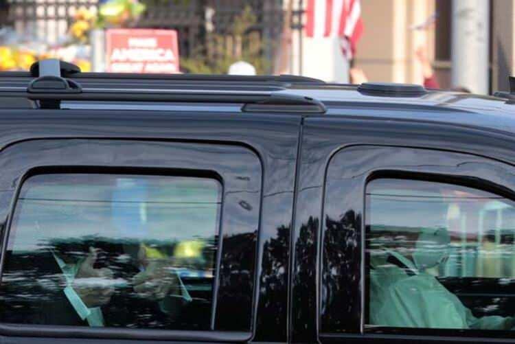 <p>Video mesajının yayınlandığı esnada Gizli Servis araçlarının koruması eşliğinde hastane önündeki caddede beliren Trump, bulunduğu aracın içinden kendisini destekleyenleri el sallayarak selamladı. Trump'ın aracın içinde maskeli olması dikkat çekti.</p>
<p> </p>