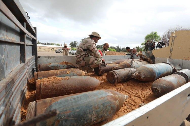 <p>Libya ordusu, "sivillerin güvenliğini sağlamak" amacıyla 25 Mart'ta savunma pozisyonundan saldırıya geçtiğini belirterek, Barış Fırtınası isimli harekatı başlattı.</p>

<p> </p>
