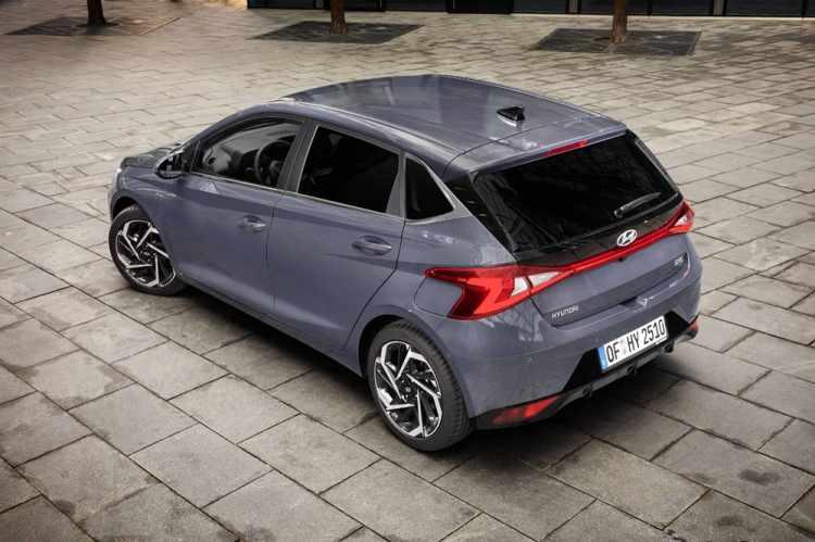 <p>İlk kez 2008 yılında tanıtılan ve 2010 yılından itibaren Türkiye’de üretimine başlanan Hyundai i20, çeşitli motor seçenekleriyle birlikte yenilendi. </p>
<p>Dizel motora yeni modelde yer verilmezken bu kez 1.0 litre turbo beslemeli motoruyla beraber ilk kez 48 voltluk hafif hibrit versiyona geçiş yapılıyor. Bu sayede oldukça düşük bir yakıt tüketimi elde edilirken aynı zamanda yeterli performans da sunuluyor.</p>