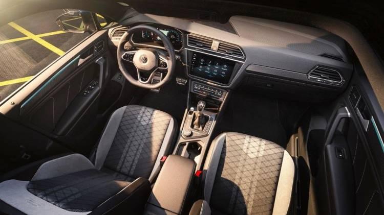 <p><span style="color:#FF8C00"><strong>YENİ DONANIM SEVİYELERİ: LİFE, ELEGANCE VE R-LİNE</strong></span></p>
<p>Volkswagen, Tiguan’ın standart donanım seçeneklerini tamamen yeniden yapılandırmış. Life, Elegance ve R-Line olmak üzere 3 farklı versiyonla satışa sunulan modelin tüm donanım seviyeleri, önceki eşdeğer versiyonlara göre zenginleştirilmiş olarak karşımıza çıkıyor. Yeni Tiguan’daki baz donanım seviyesi olan Life versiyonunda, LED ön farlar, 3 bölgeli dokunmatik klima “Climatronic”, yeni çok fonksiyonlu deri direksiyon, hız sabitleyici, 8,5 inç ekrana sahip son nesil Composition Media bilgi-eğlence sistemi, App-Connect gibi üstün donanım özellikleri standart olarak sunuluyor.</p>