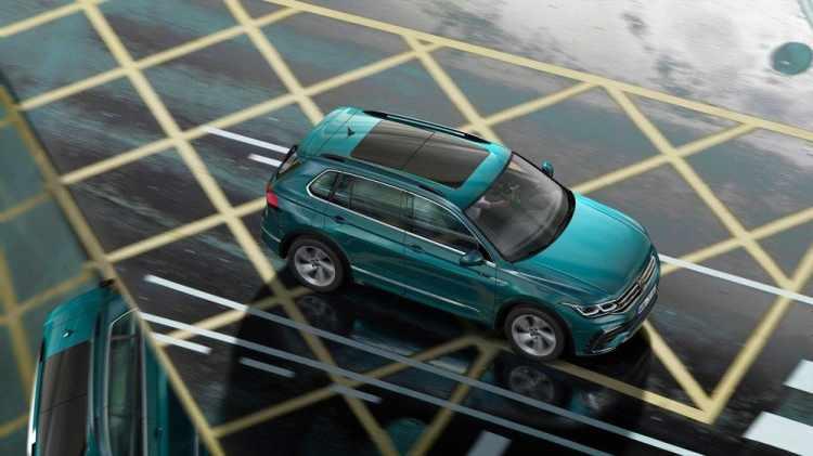 <p>Elegance ve R-Line donanım seviyelerinde standart olarak sunulan, interaktif ve akıllı aydınlatma modlarına sahip olan, Volkswagen’in en gelişmiş aydınlatma sistemi IQ LIGHT-LED Matrix Farlar; farklı yol ve sürüş koşullarına göre otomatik olarak farklı aydınlatma fazlarına geçiş yapabiliyor. </p>