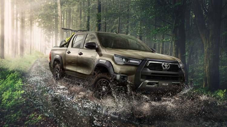 <p>Yenilenen Hilux daha kaslı bir görünümle karşımıza çıkıyor.</p>

<p>Sadece 2.4 litre hacimli turbo dizel motor seçeneği bulunacak Hilux, 150 beygir güç, 400 Nm tork üretiyor. Aracın iki ve dört çeker seçenekleri 6 ileri vitesli manuel veya otomatik şanzımanla alınabilecek. </p>
