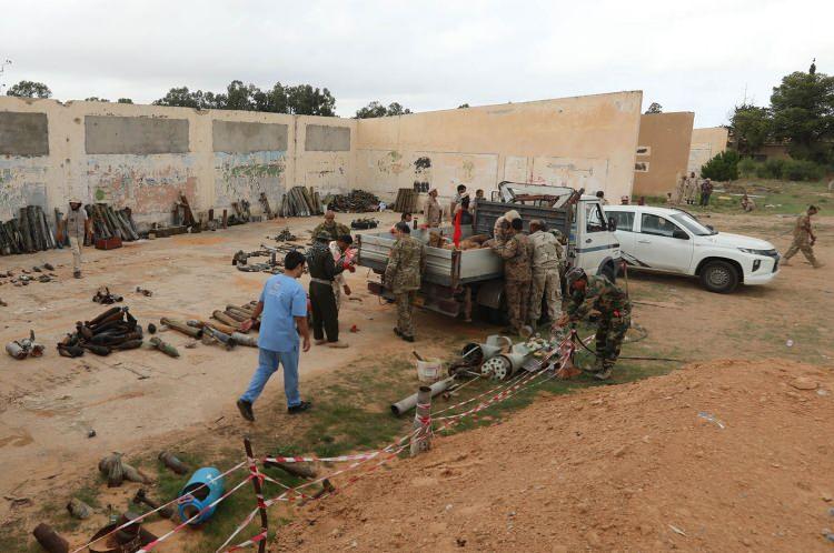 <p>Öte yandan, Libya makamlarının daveti üzerine ülkeye gelen Türk Silahlı Kuvvetleri'ne bağlı mayın ve patlayıcı imha timleri de sivil halkın evlerine güvenli dönüşünü sağlamak için modern ekipmanları ve teknik saha tecrübelerini kullanarak yerel ekiplere destek veriyor.</p>

<p> </p>
