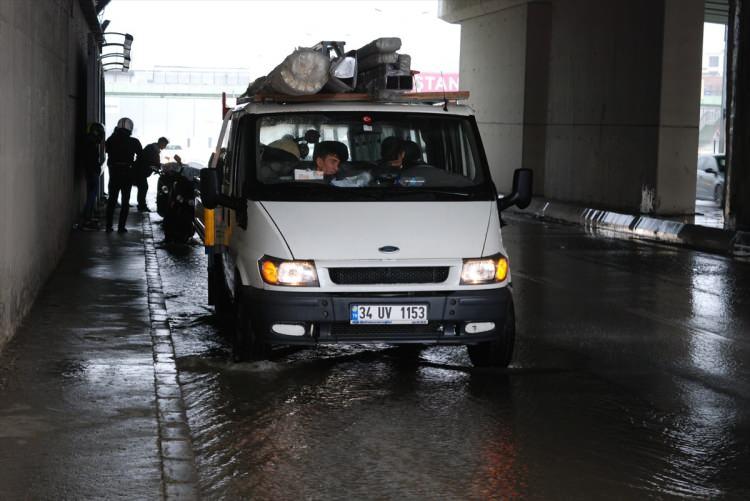 <p>İstanbul’da sağanak yağış etkisini göstermeye başladı. Yağış nedeniyle İstanbul'un Anadolu Yakası'nda yolların adeta göle döndüğü görüldü. Yolda ilerleyen otomobiller ilerlemekte zorlandı. Sokaktaki vatandaşlar ise şemsiyelerle yürümek zorunda kaldı</p>

<p> </p>
