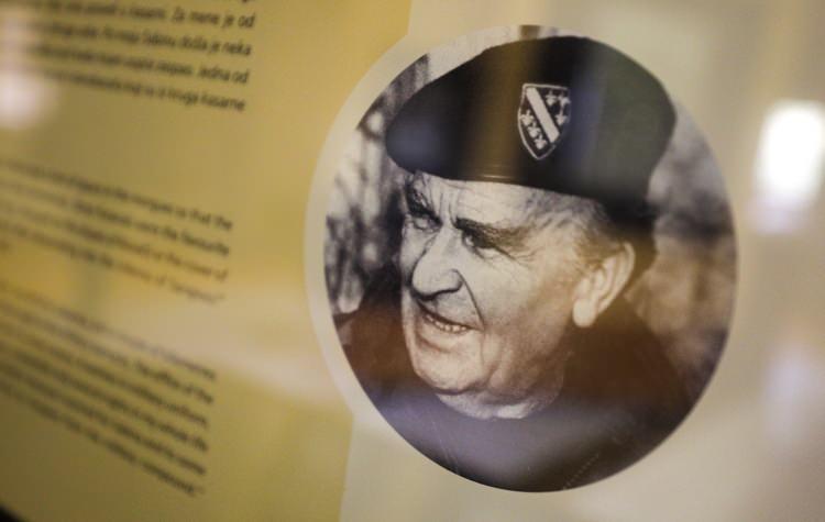 <p>Dizdarevic, Aliya'nın eserlerinin ve hayata dair tutumunun, İslam geleneği ve aynı zamanda Avrupa köklerine dayandığının altını çizerek "Her ikisi de onun ruhunu ve fikirlerini zenginleştiriyordu. Aliya İzetbegoviç benim için özgür ruh ve düşüncenin sembolüdür." ifadelerini kullandı.</p>