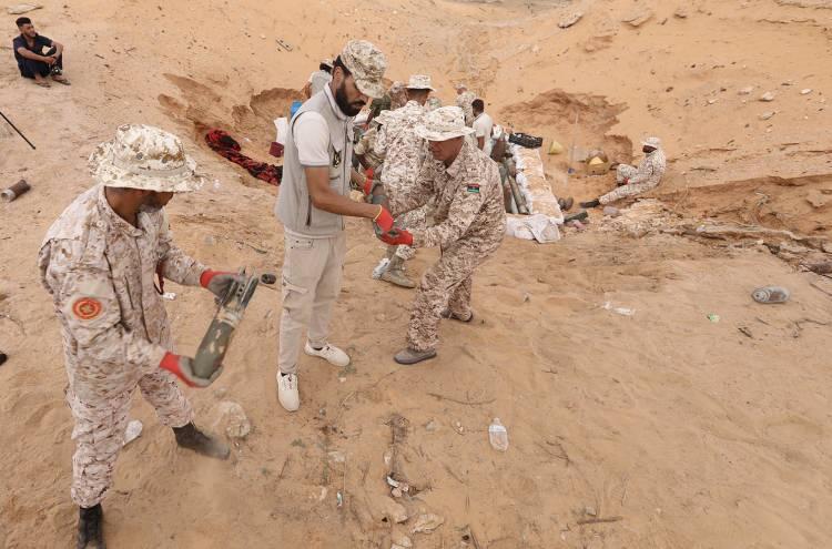 <p>Libya Ordusu Askeri Mühendislik Müdürlüğüne bağlı ekipler, sivil yerleşimlerden temizlenen 22 tonluk mühimmatı, Trablus'un 75 kilometre güneyindeki El-Hira askeri bölgesinde fünye düzeneği ile uzaktan kontrollü bir şekilde patlattı.</p>

<p> </p>
