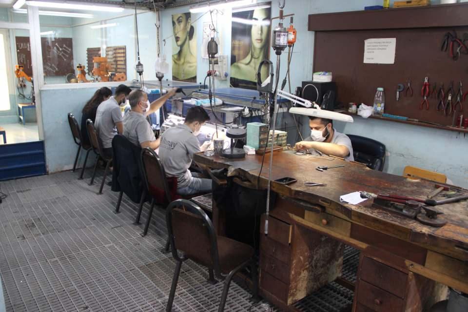 <p>Diyarbakır'da 32 yıl önce 20 metrekarelik alanda mücevherat ve alyans üretimine başlayan işletmeci Serdar Ay, 3 milyon euroluk bir yatırım yaparak kapasitesini 1200 metrekareye çıkardı.</p>