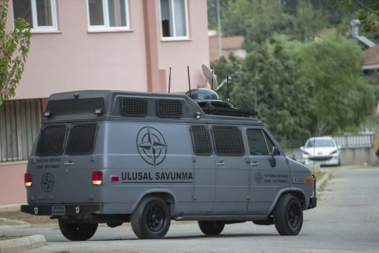 <p>Sistemi "araç üzerine konumlanan drone savar" olarak nitelendiren Yalçın, sistemin, drone savar görevinin dışında frekans takibi de yaptığını ifade etti.</p>
<p>Yalçın, cihazın yaklaşık 25 yıllık bilgi birikimi ve tecrübenin eseri olduğunu belirterek, fikri yıl başında ortaya koyduklarını, salgın sürecini avantaja çevirip yoğun şekilde çalışarak ürünü kullanıma sunduklarını bildirdi.</p>